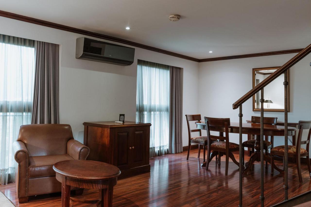 Hotel Park10 Μεντεγίν Εξωτερικό φωτογραφία A living room in a typical apartment