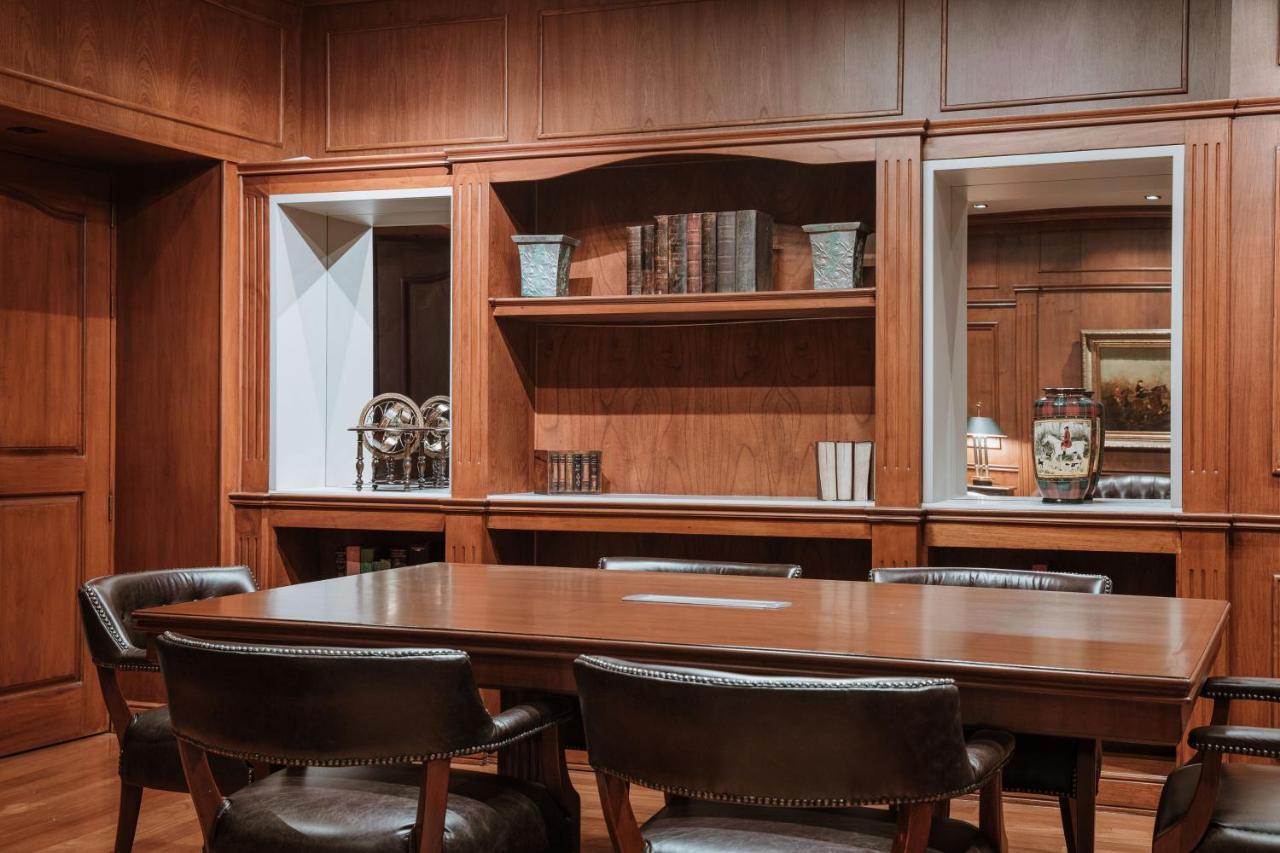 Hotel Park10 Μεντεγίν Εξωτερικό φωτογραφία The boardroom of the 1900–1910 building