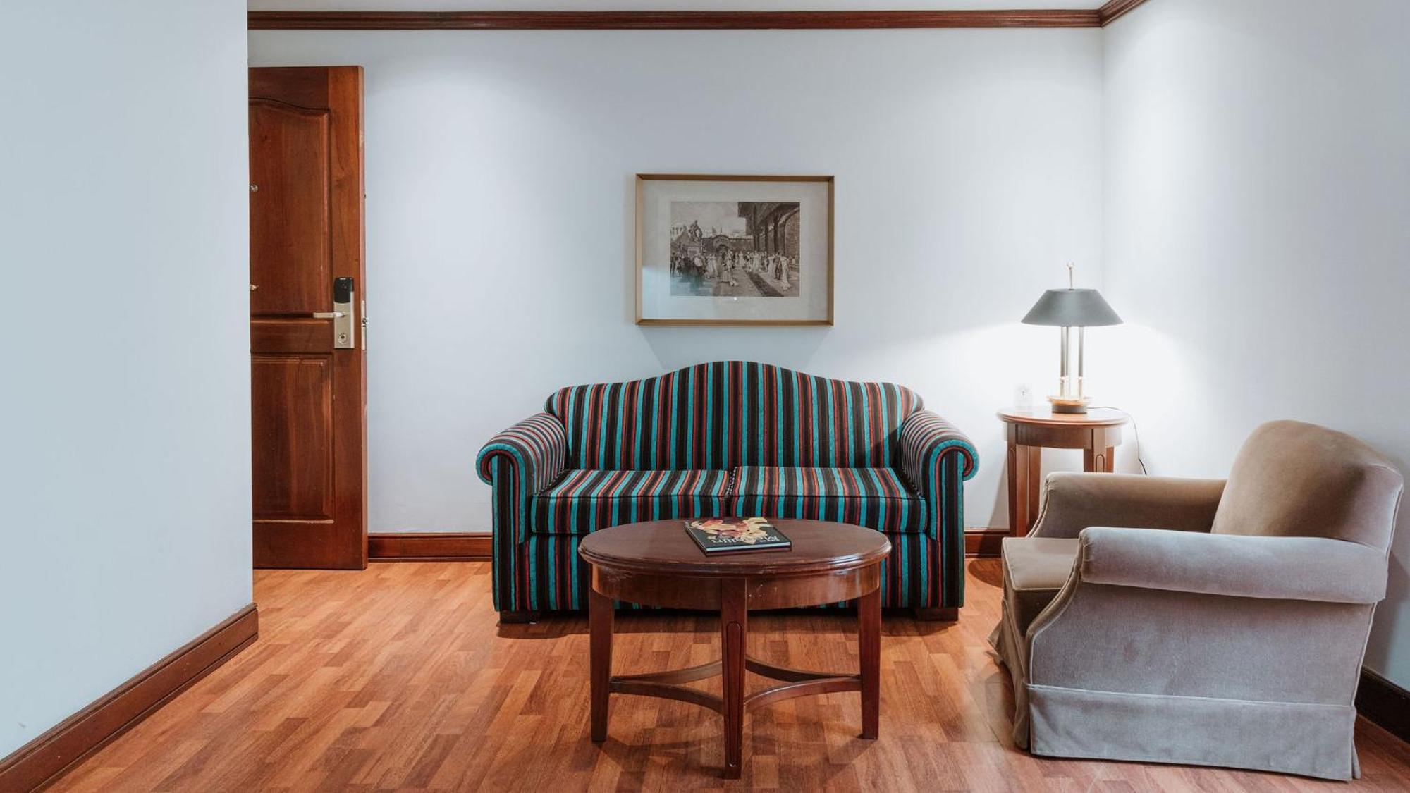 Hotel Park10 Μεντεγίν Εξωτερικό φωτογραφία A living room with a sofa