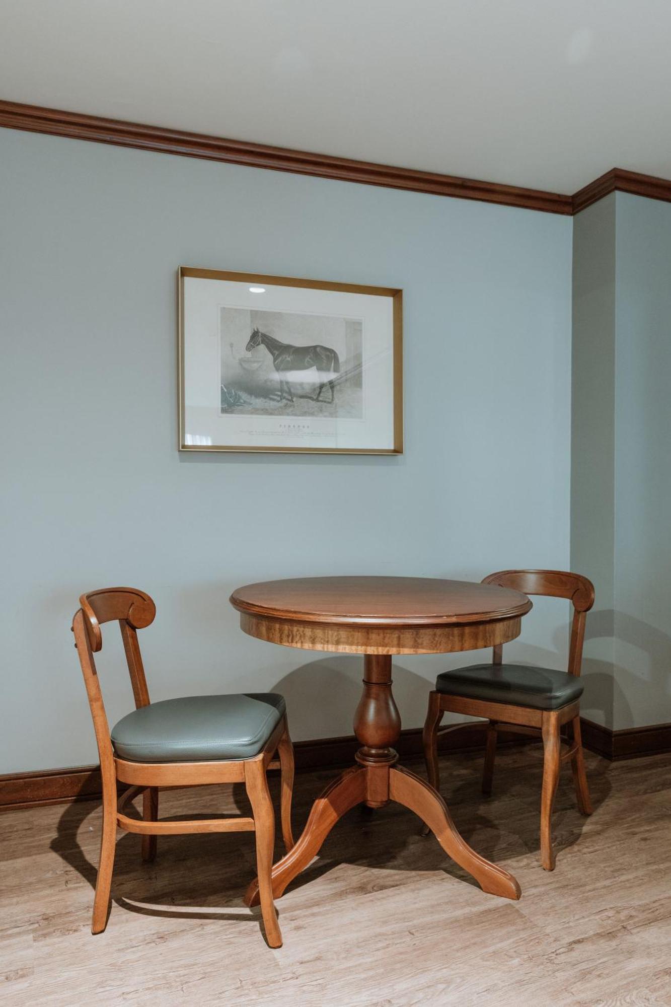 Hotel Park10 Μεντεγίν Εξωτερικό φωτογραφία A table and two chairs