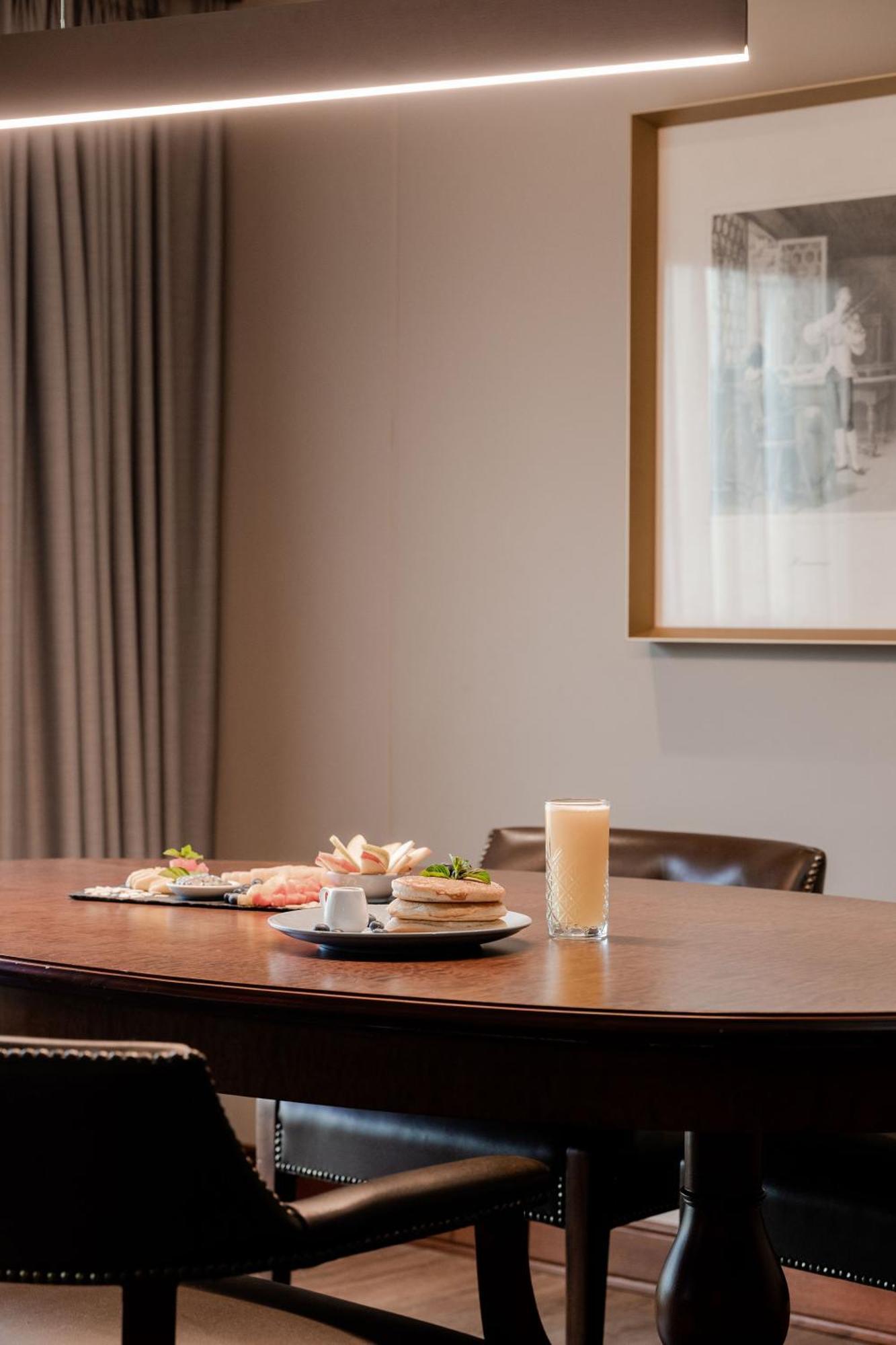 Hotel Park10 Μεντεγίν Εξωτερικό φωτογραφία A typical breakfast