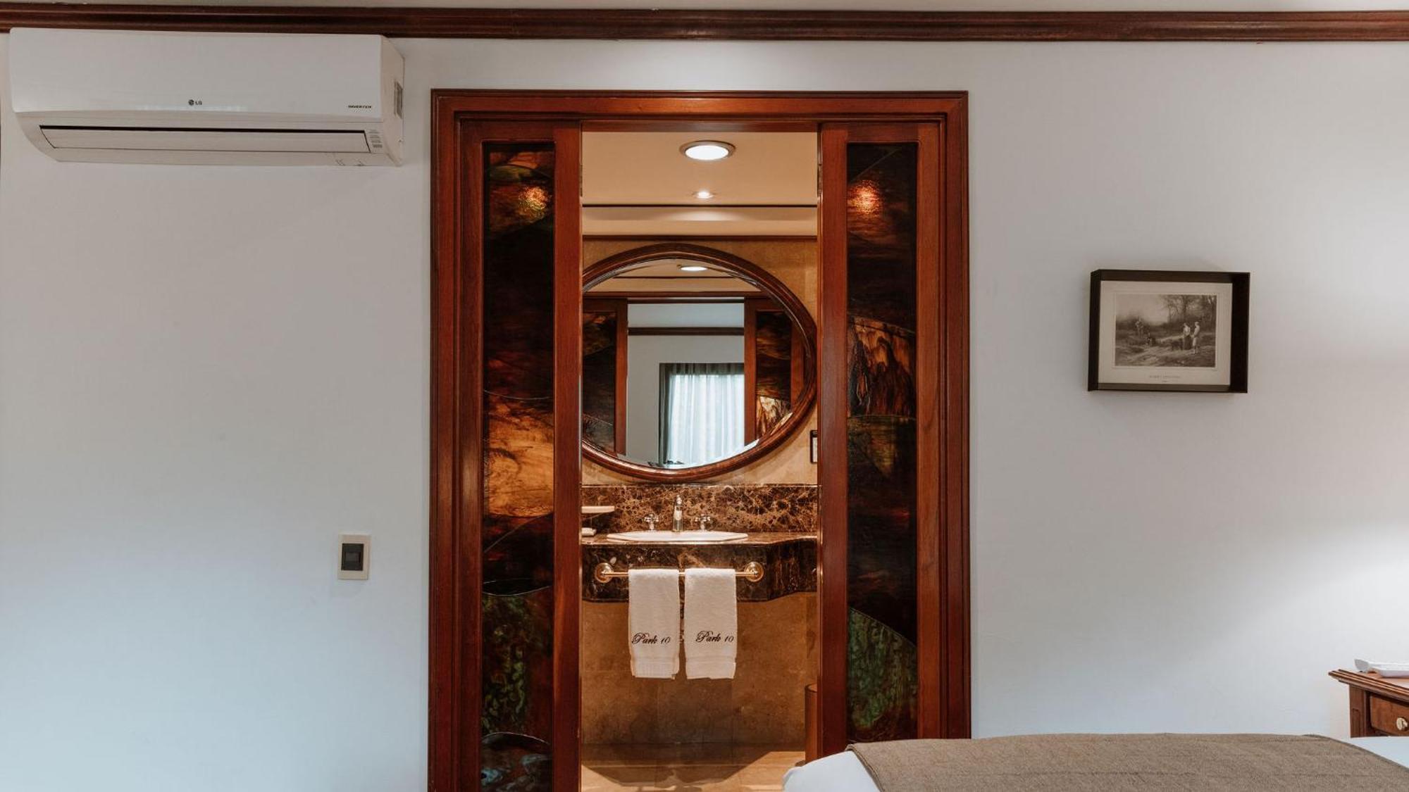 Hotel Park10 Μεντεγίν Εξωτερικό φωτογραφία A bathroom in a hotel