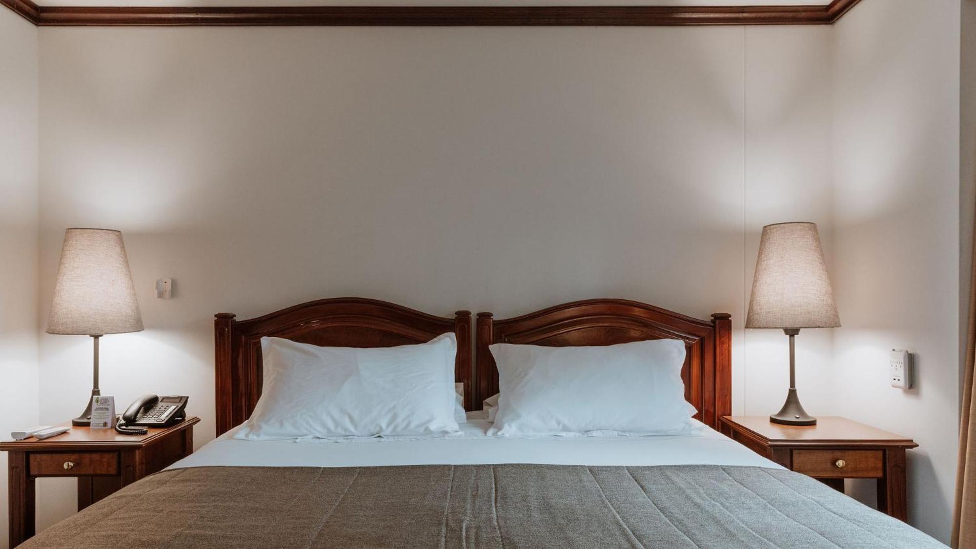 Hotel Park10 Μεντεγίν Εξωτερικό φωτογραφία A bed with two pillows