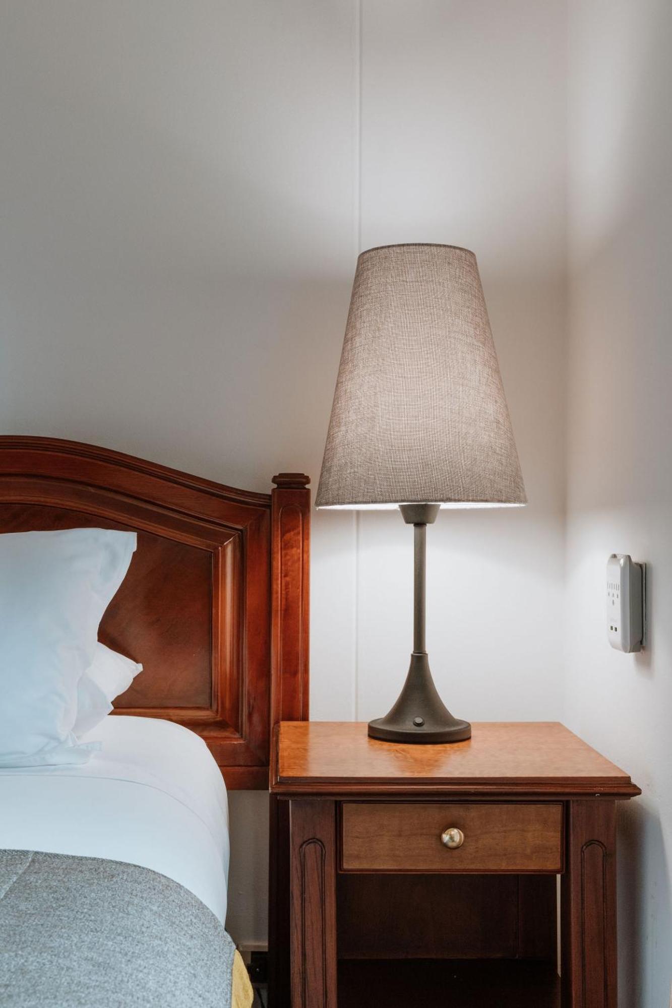 Hotel Park10 Μεντεγίν Εξωτερικό φωτογραφία A lamp on a bedside table